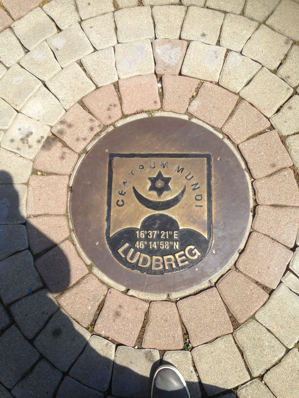The “Centrum mundi” plaque with its coordinates, set in the main square of Ludbreg