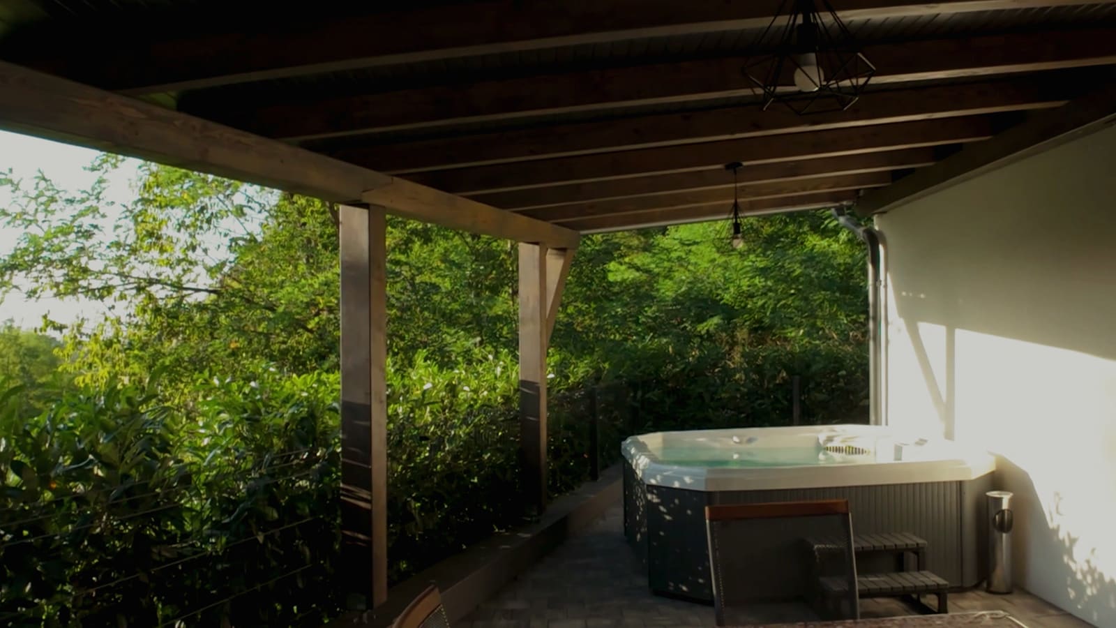 The hot tub under the wooden pergola on the terrace at Villa Grandis